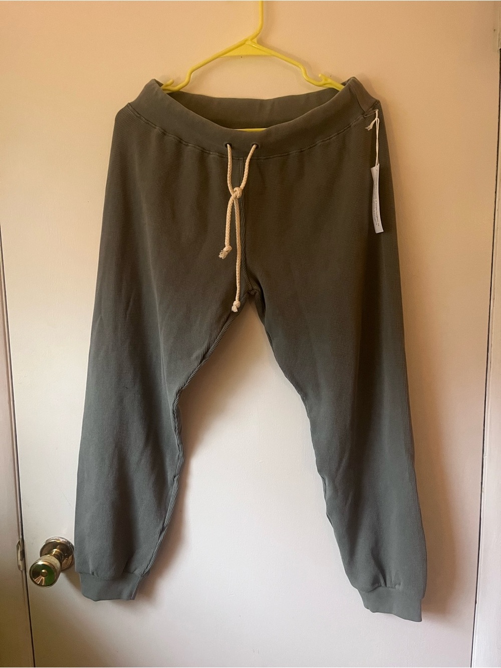 Perfectwhitetee Women’s NWT Olive Green Drawstring Sweatpants Size Small